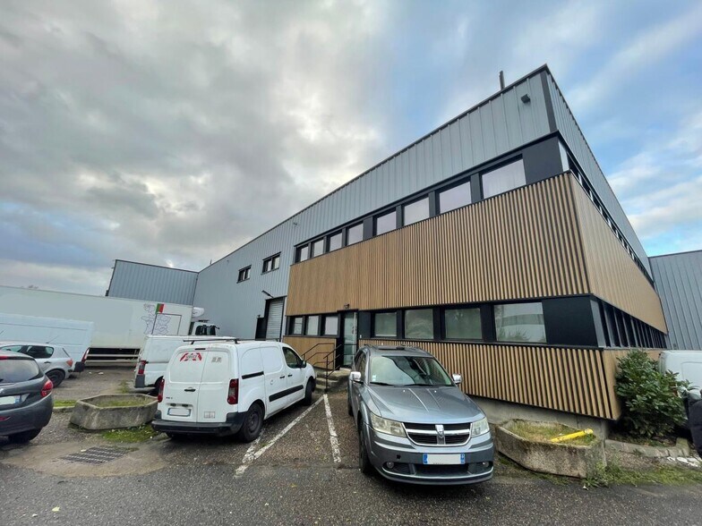Light Industrial in Villeneuve-la-Garenne to rent - Building Photo - Image 2 of 8
