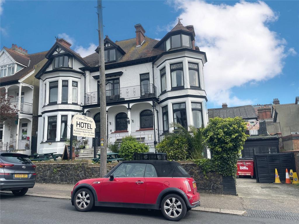 2 Cobham Road, Westcliff On Sea to rent Primary Photo- Image 1 of 21