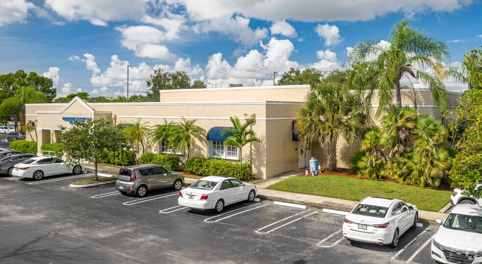 500-598 Riverside Dr, Coral Springs, FL for rent - Building Photo - Image 3 of 3