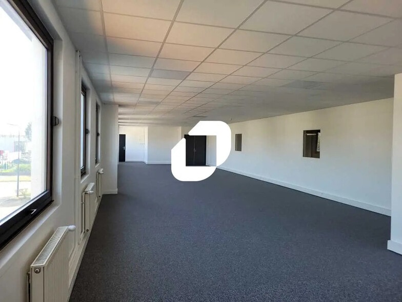 Light Industrial in Lisses to rent - Interior Photo - Image 3 of 8