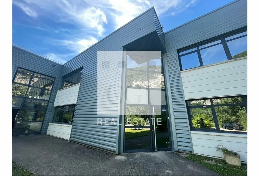 Industrial in Échirolles to rent - Building Photo - Image 1 of 8