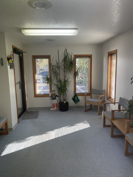 345 SW 4th St, Ontario, OR for rent - Lobby - Image 3 of 10