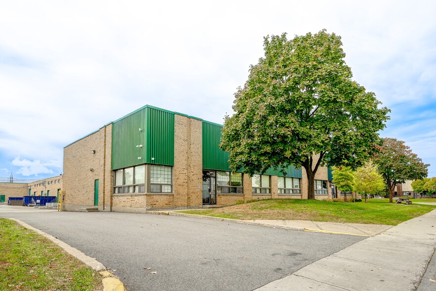 340-380 Rue Isabey, Montréal, QC for rent - Building Photo - Image 3 of 15