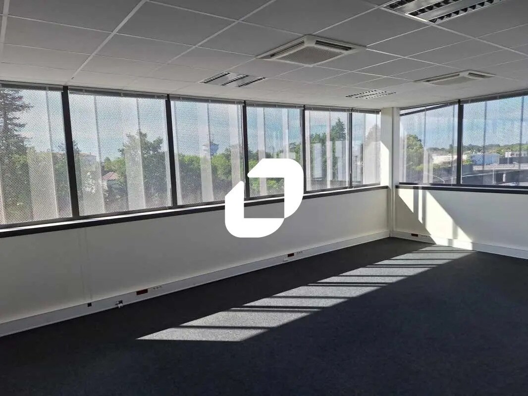 Office in Lormont to rent Interior Photo- Image 1 of 10