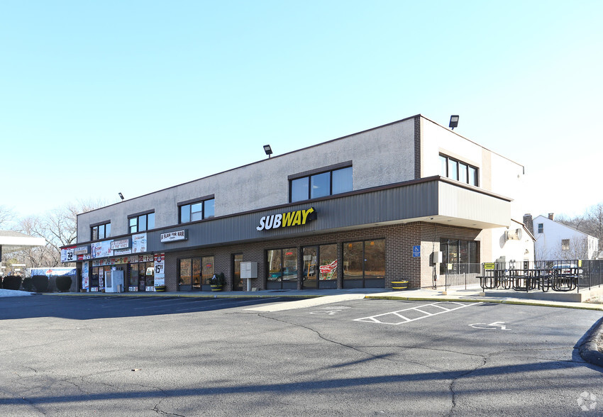 325 Chamberlain Hwy, Meriden, CT for rent - Primary Photo - Image 1 of 5