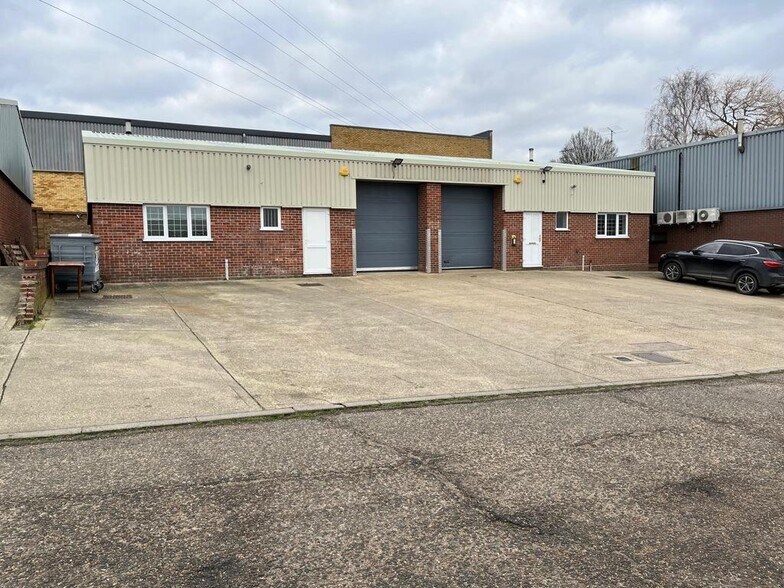 12-13 Commerce Way, Colchester to rent - Building Photo - Image 2 of 4