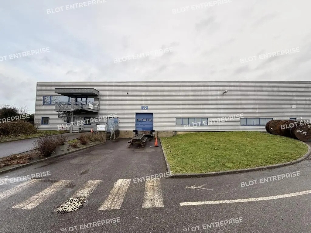 Location Entrepôt 2 500 m² - Photo 1
