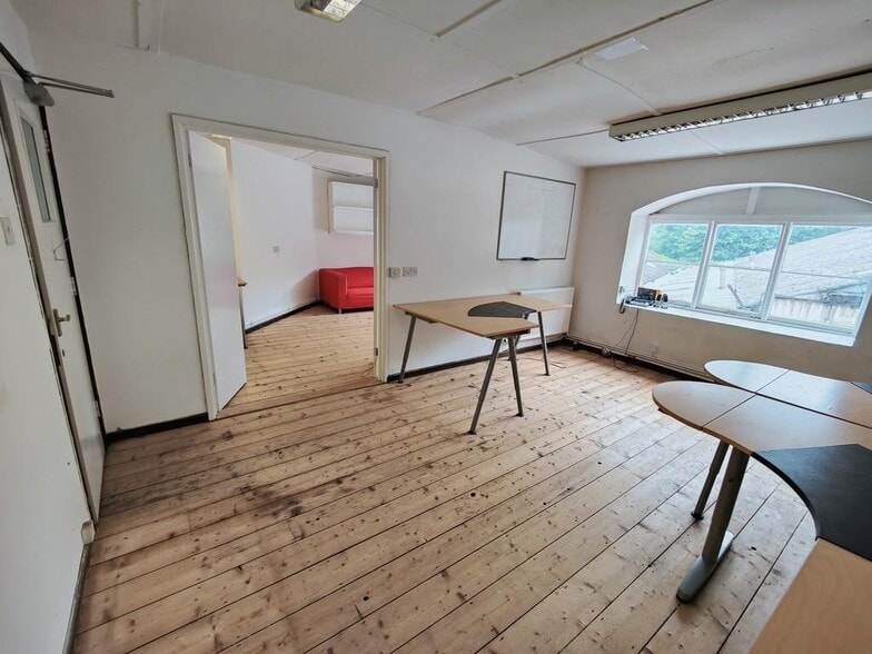 Bath Rd, Stroud for sale - Interior Photo - Image 1 of 1