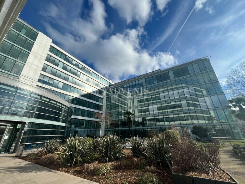 Office in Rungis to rent - Building Photo - Image 1 of 6