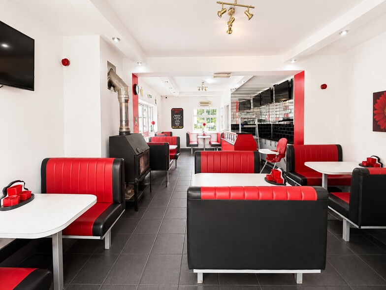263 Peel Green Rd, Manchester for sale - Interior Photo - Image 3 of 4