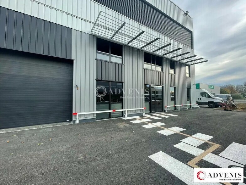 Light Industrial in Lormont to rent - Building Photo - Image 2 of 9