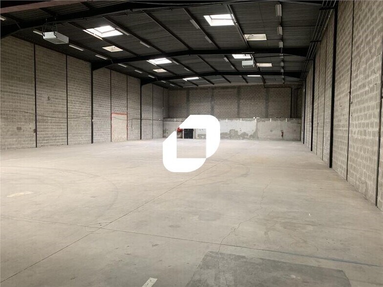 Light Industrial in Morangis to rent - Interior Photo - Image 3 of 7