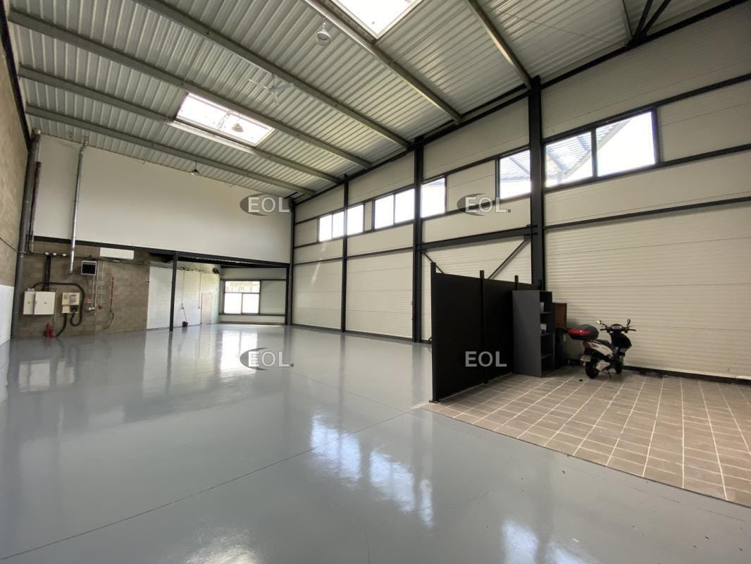 Industrial in SAINT CYR L ECOLE to rent Interior Photo- Image 1 of 6
