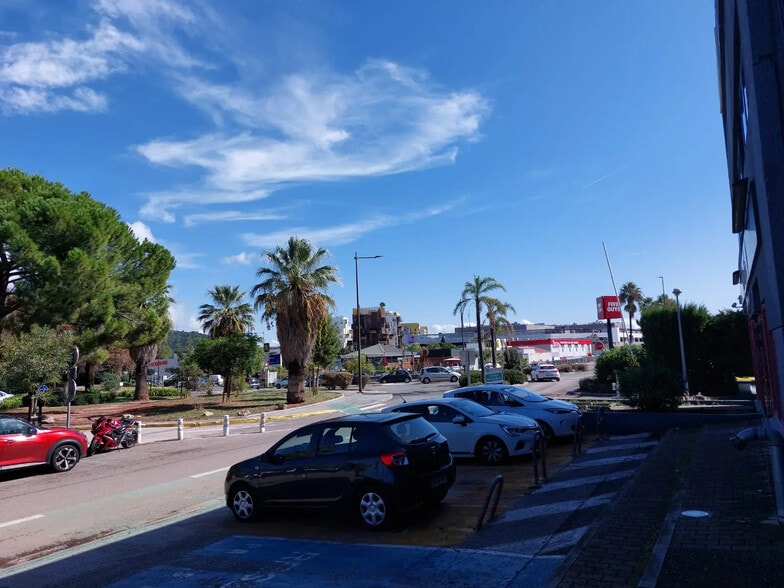 Avenue De L'Universite, La Valette-du-Var to rent - Building Photo - Image 2 of 12