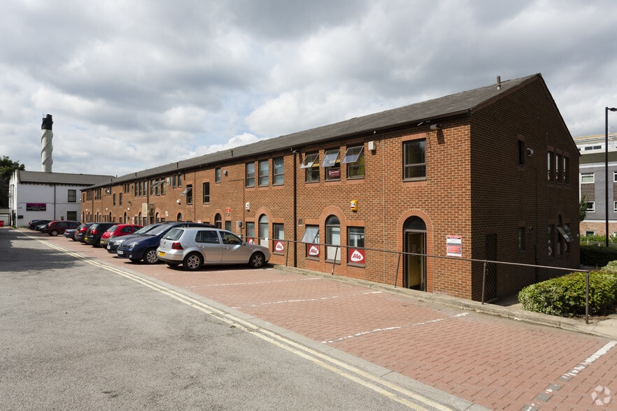 Nightingale Clos, Rotherham to rent - Building Photo - Image 2 of 2