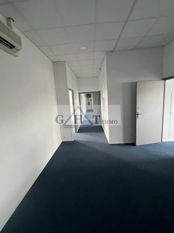 Office in Saint-Ouen-sur-Seine to rent Interior Photo- Image 1 of 12