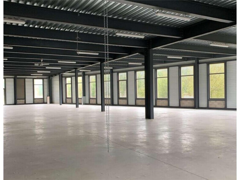 Office in Tremblay-en-France to rent - Building Photo - Image 2 of 8