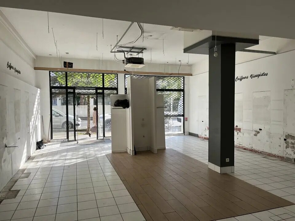 Retail in Bayonne to rent Interior Photo- Image 1 of 4