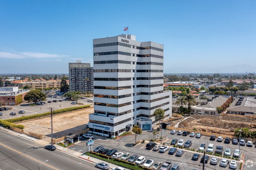 18800 Delaware St, Huntington Beach, CA for rent - Building Photo - Image 3 of 33