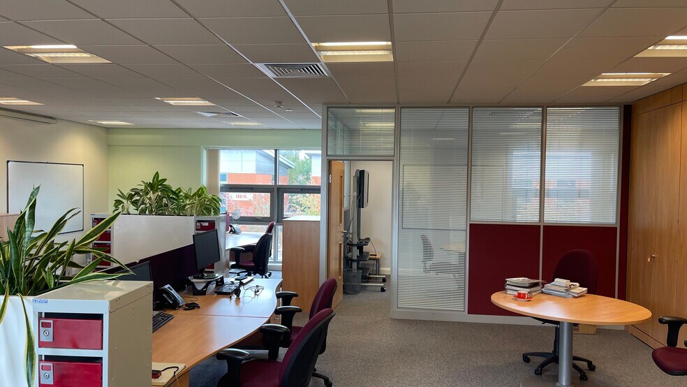 1b Tournament Ct, Warwick to rent - Interior Photo - Image 3 of 16