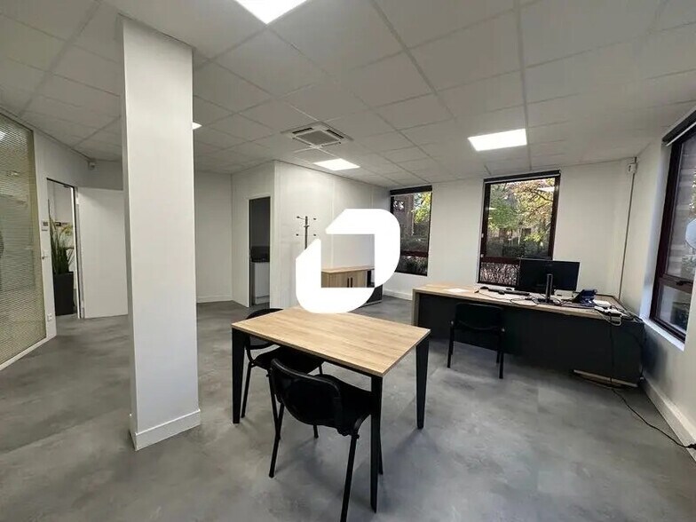 Office in Saint-Germain-en-Laye to rent - Interior Photo - Image 3 of 8