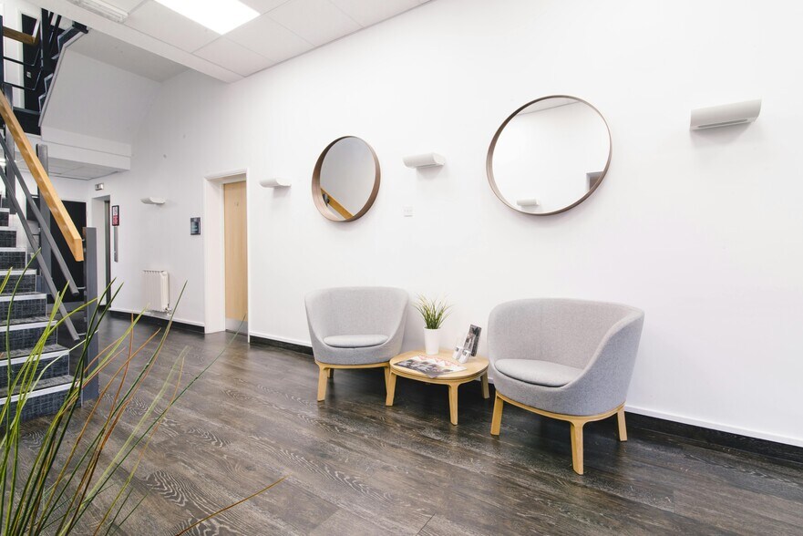 Alexandra Rd, Farnborough to rent - Lobby - Image 3 of 18