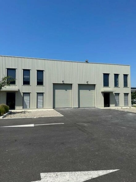 Light Industrial in Decines Charpieu to rent - Building Photo - Image 1 of 15