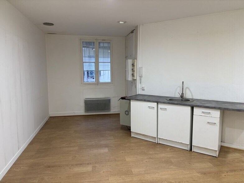 1 Place De La République, Levallois-Perret to rent - Interior Photo - Image 3 of 5