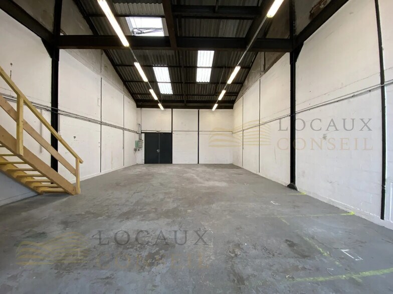Light Industrial in Bezons to rent - Building Photo - Image 3 of 5