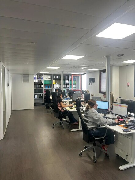Office in Marseille for sale - Interior Photo - Image 2 of 3