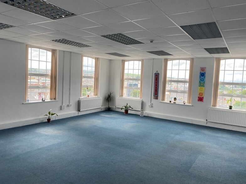 Glendermott Rd, Londonderry to rent - Interior Photo - Image 2 of 3