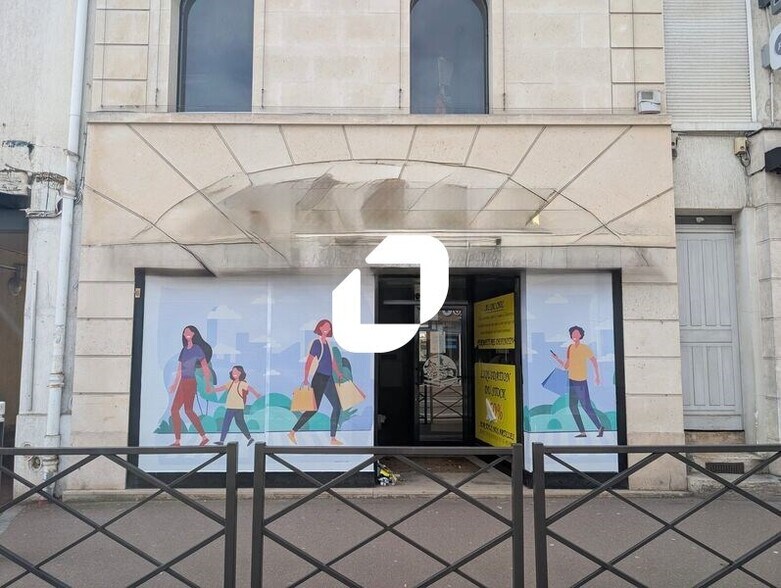 Retail in Antony to rent - Building Photo - Image 1 of 4