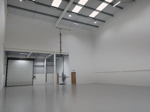 Hanworth Ln, Chertsey to rent Interior Photo- Image 2 of 6