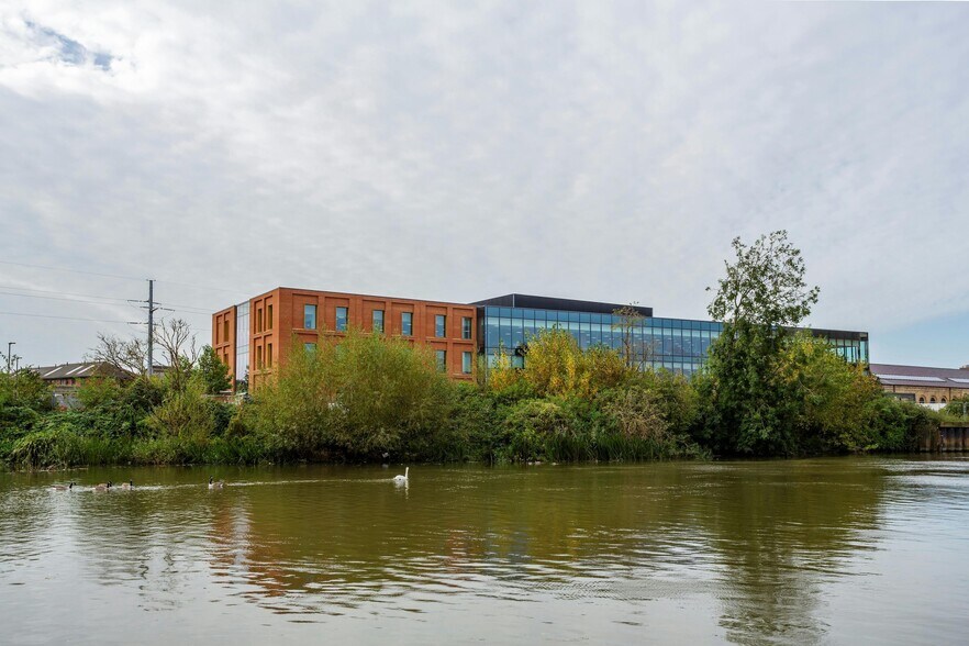 Bittern Way, Peterborough to rent - Building Photo - Image 3 of 9