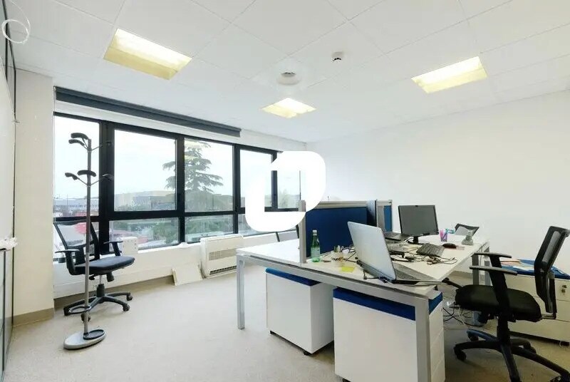 Office in Bezons to rent - Interior Photo - Image 1 of 6