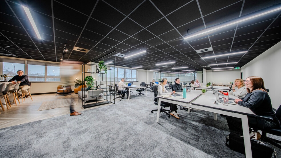 Aspinall Close, Bolton to rent - Building Photo - Image 2 of 12