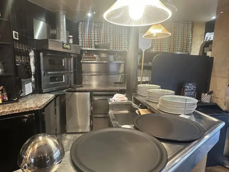 Retail in Paris for sale - Interior Photo - Image 1 of 3