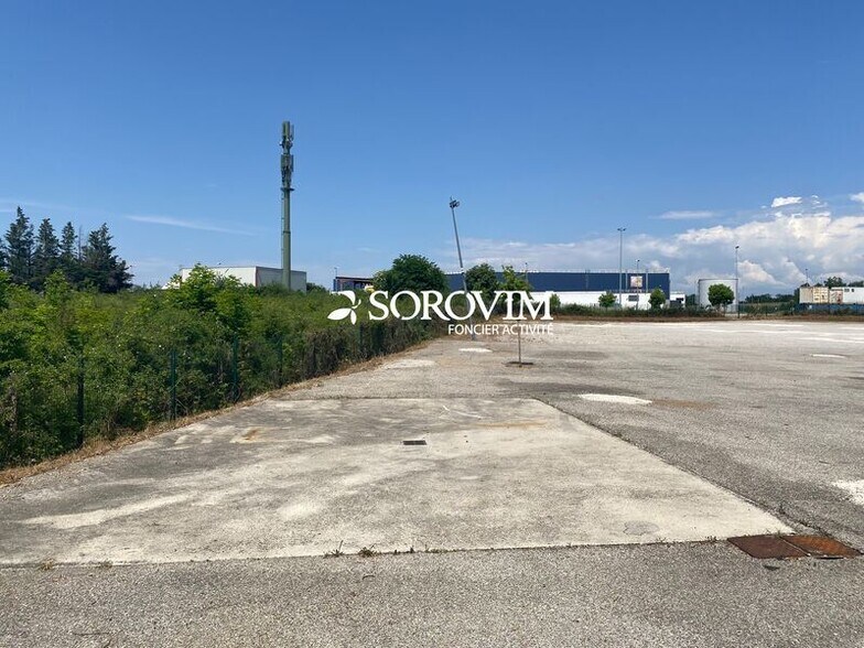 2 Avenue D'Amsterdam, Saint-Laurent-de-Mure for sale - Building Photo - Image 3 of 5