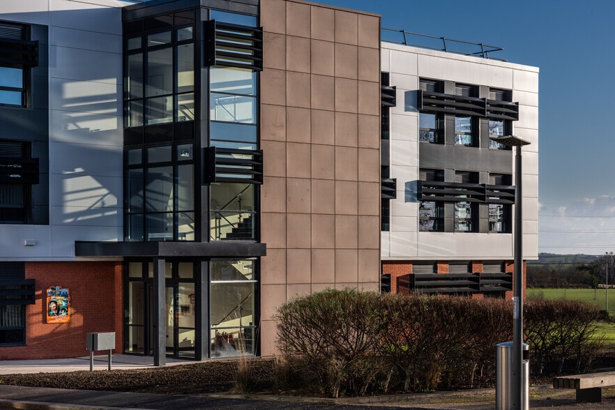 Babbage Way, Clyst Honiton to rent - Building Photo - Image 2 of 5