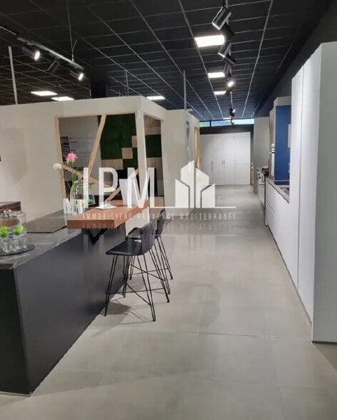 Retail in Gémenos to rent - Interior Photo - Image 2 of 5