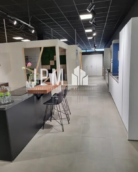 Retail in Gémenos to rent - Interior Photo - Image 2 of 5