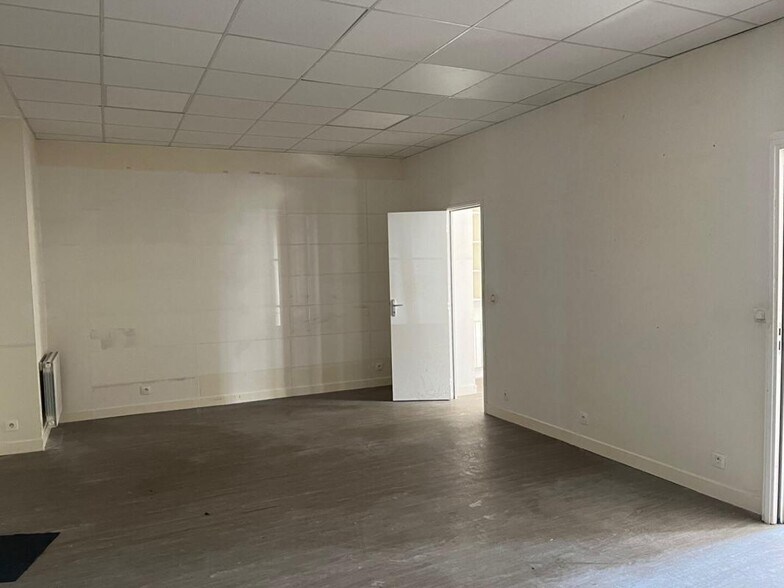 9 Rue Pierre Et Marie Curie, Ivry-sur-Seine to rent - Building Photo - Image 3 of 7