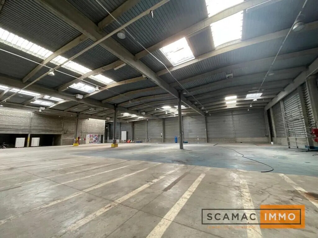 Location Entrepôt 4 990 m² - Photo 1