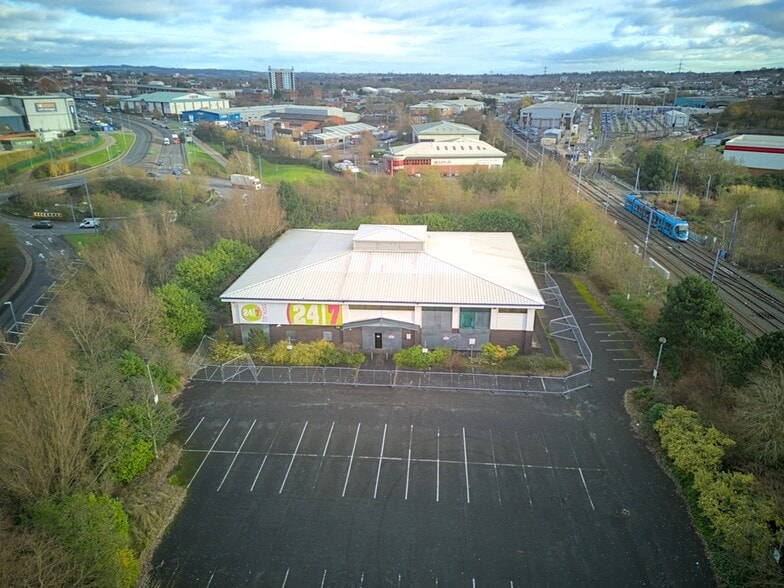 Hallens Dr, Wednesbury to rent - Aerial - Image 2 of 5