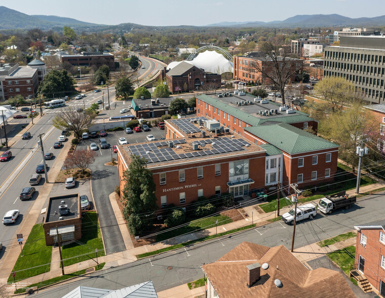 818 E Jefferson St, Charlottesville, VA for rent - Building Photo - Image 1 of 10