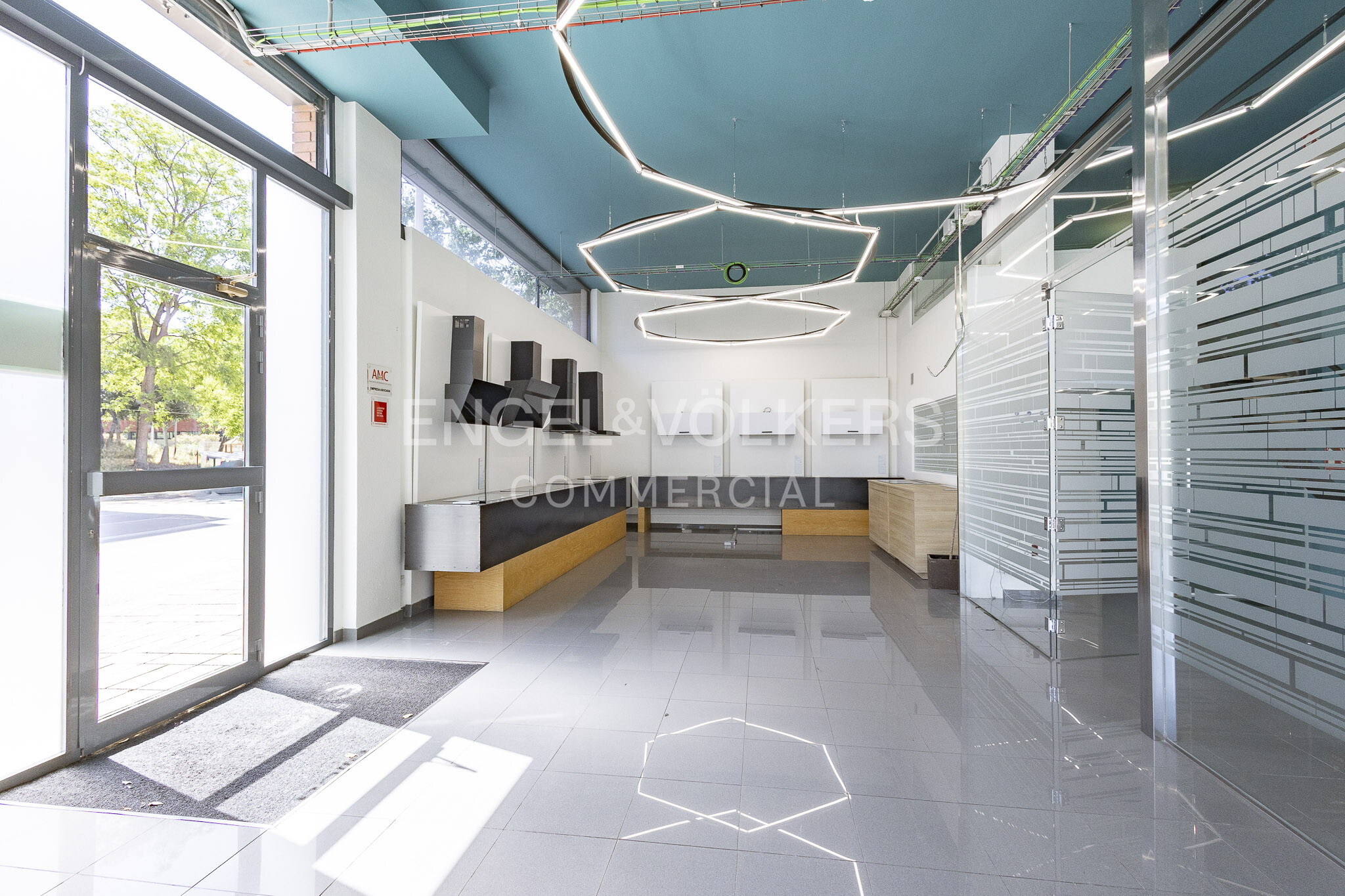 Retail in Sant Just Desvern, Barcelona to rent Interior Photo- Image 1 of 18