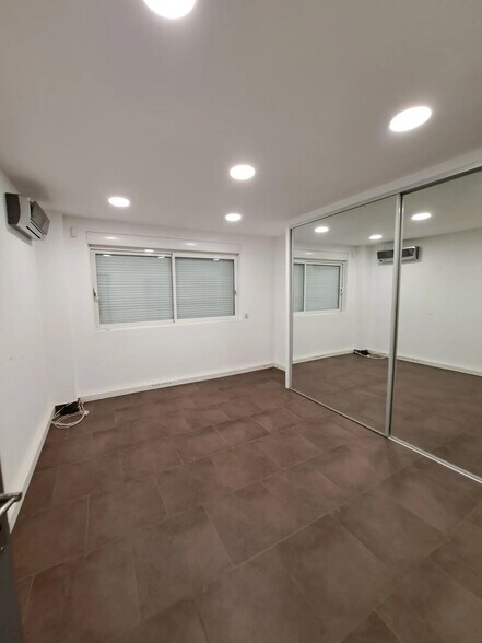 Light Industrial in Roquebrune-sur-Argens for sale - Interior Photo - Image 2 of 5