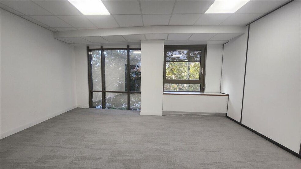 Office in La Garenne-Colombes to rent - Interior Photo - Image 1 of 5