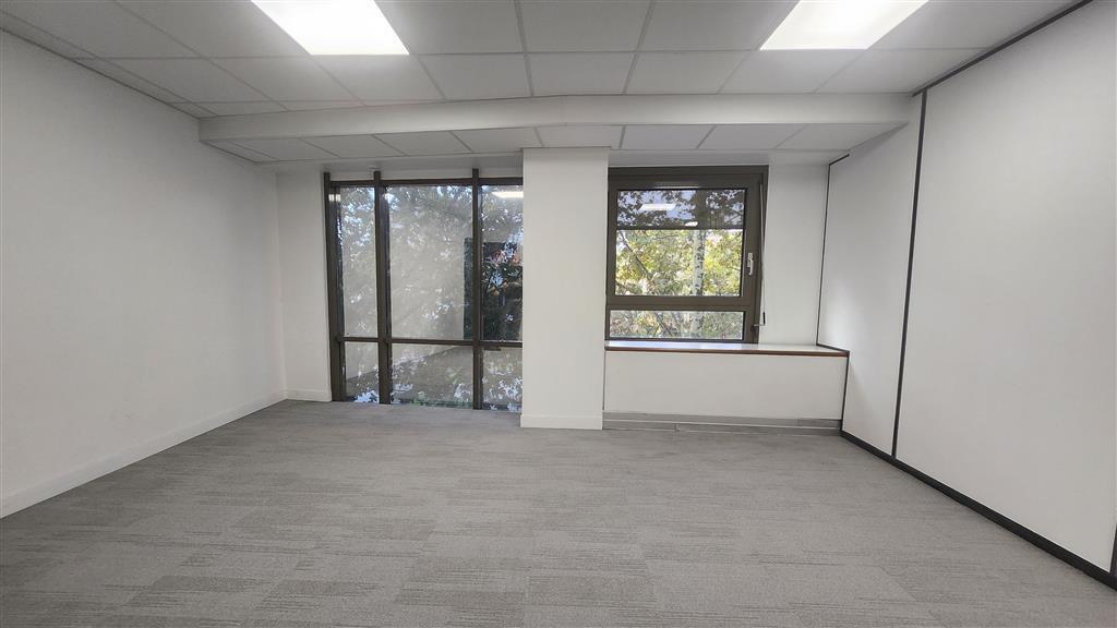Office in La Garenne-Colombes to rent Interior Photo- Image 1 of 6