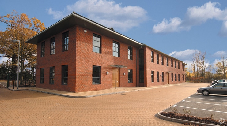 Manor Ln, Crewe to rent - Building Photo - Image 2 of 12